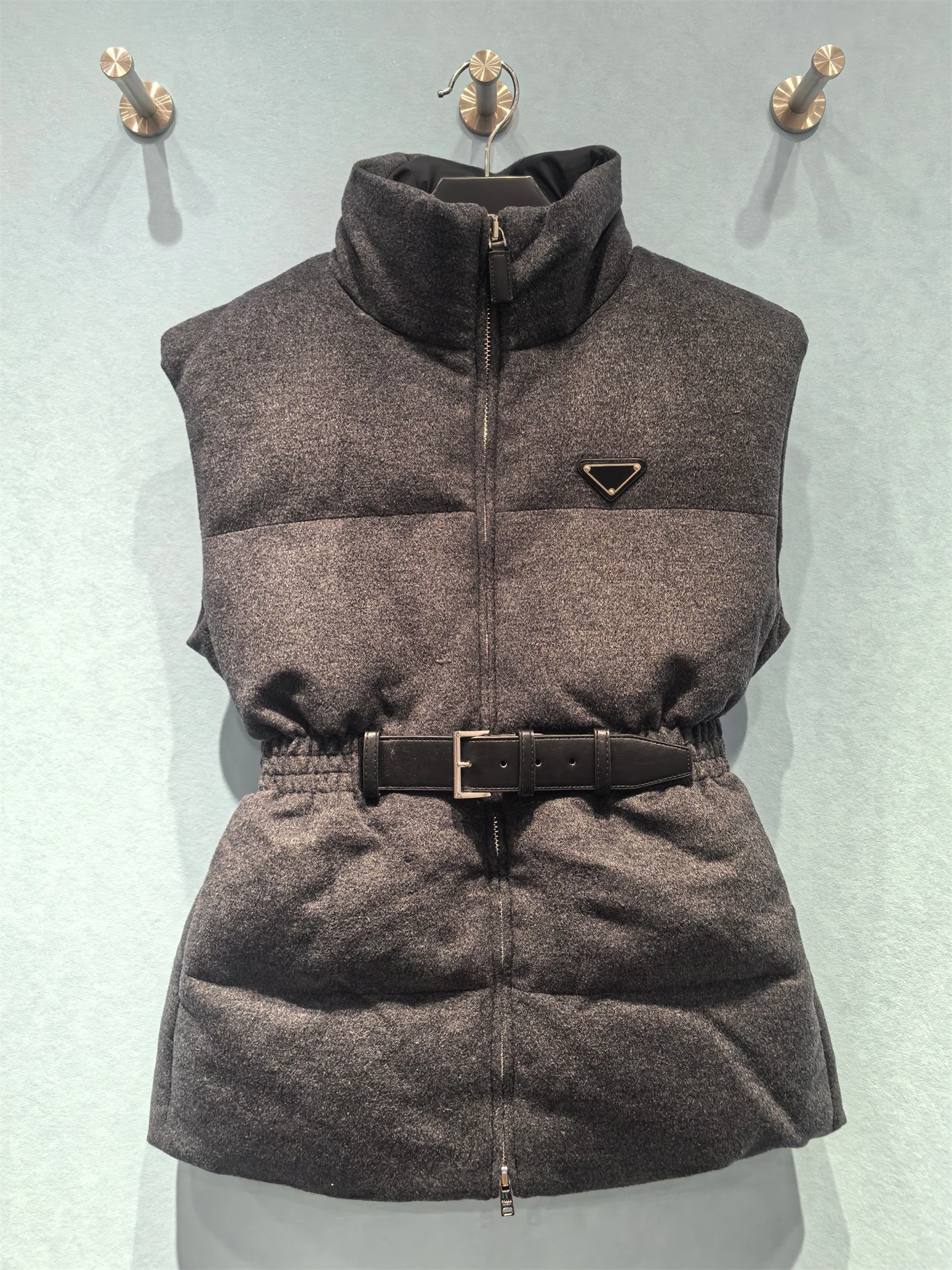 2025秋冬新作 レディース スタンドカラー レザーベルト付き パファーベストコート