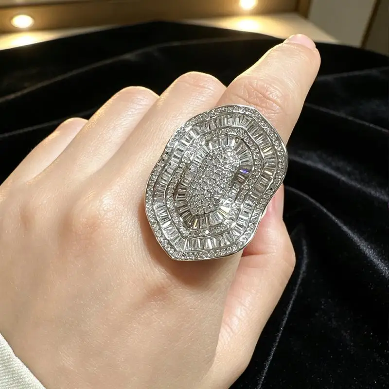 Huitan Damenring mit geometrischem Design, silberfarben, speziell geformt, große Accessoires, voll glänzender Zirkonia, Statement-Schmuck, schicker Schmuck – Detail 3