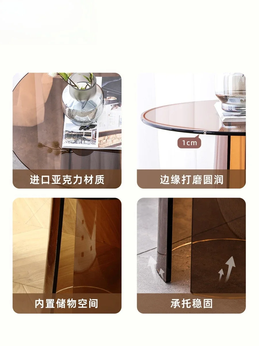 透明なコーヒーテーブル、ソファ、小さなサイドテーブル、バルコニー、コーナー、モダンなリビングルーム、シンプルなデザイナーモデルルーム