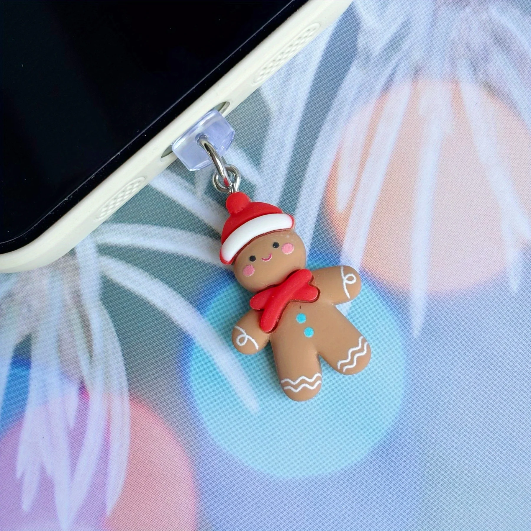 1 Piece of Christmas Gingerbread Man Dust Plug Decoration, Suitable for iPhone and Type-C Ports, Cute Holiday Phone Accessories, Holiday Gifts, and Small Daily Care Accessories Such as Mobile Phones, Computers, Headphones, Etc