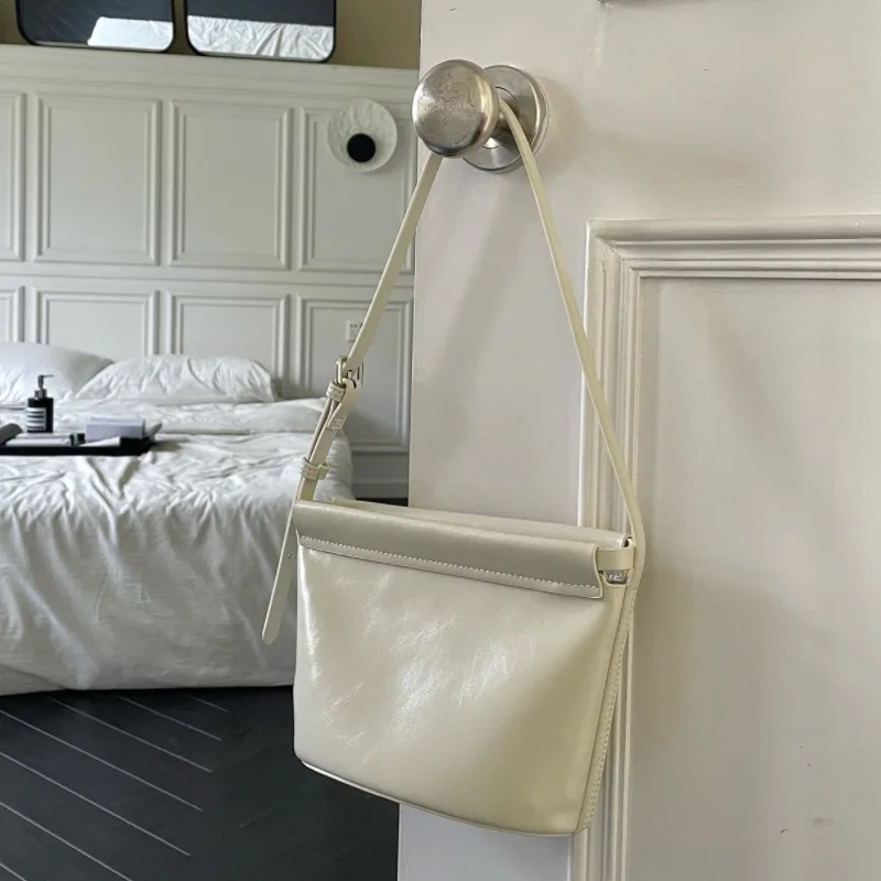 

Genuine Leather Women's Shoulder Bag Brand Small Simple Flip Cover Messenger Bag Fashion High-end Bucket Bag New Women's Handbag