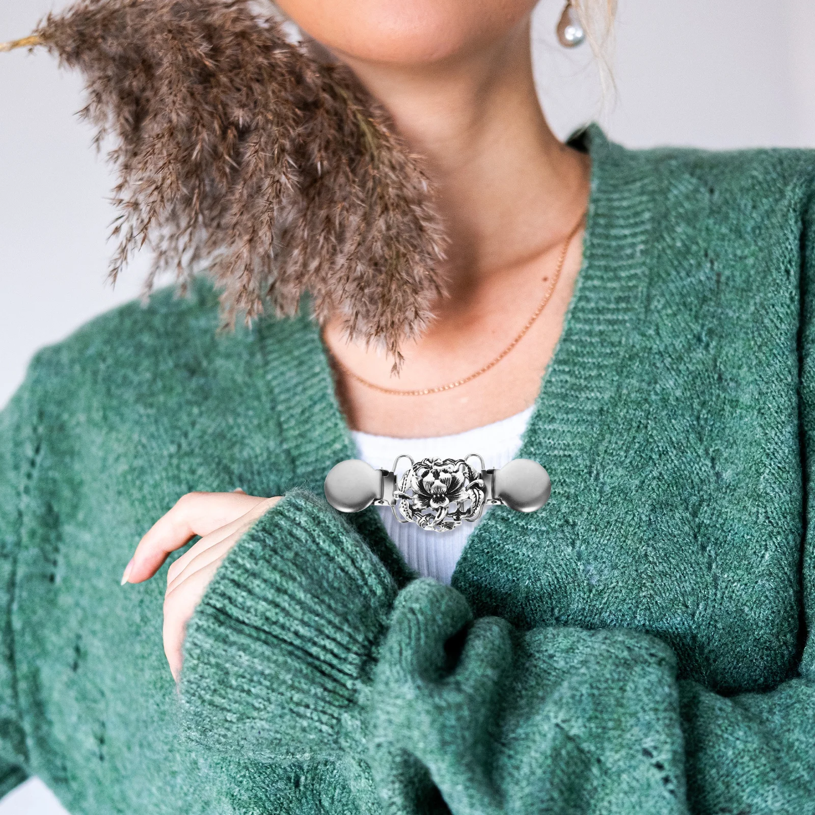 

2Pcs Delicate Metal Scarf Buckle Beautiful Color Fashionable Atmosphere Temperament Enhancing Clothes Decoration