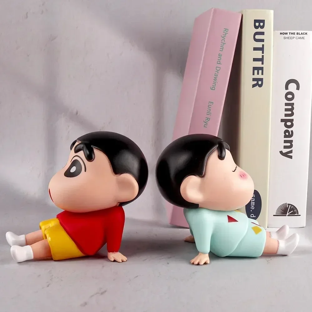 Assistir tv suporte do telefone bonito dos desenhos animados anime shin chan estatueta suporte do telefone móvel kawaii ornamento mesa decoração brinquedos presentes
