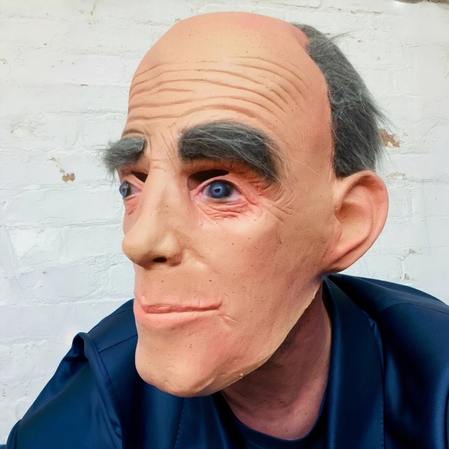 Maschera da uomo anziano in gomma realistica Testa calva con capelli grigi per un divertente accessorio per costume da cervo di Halloween