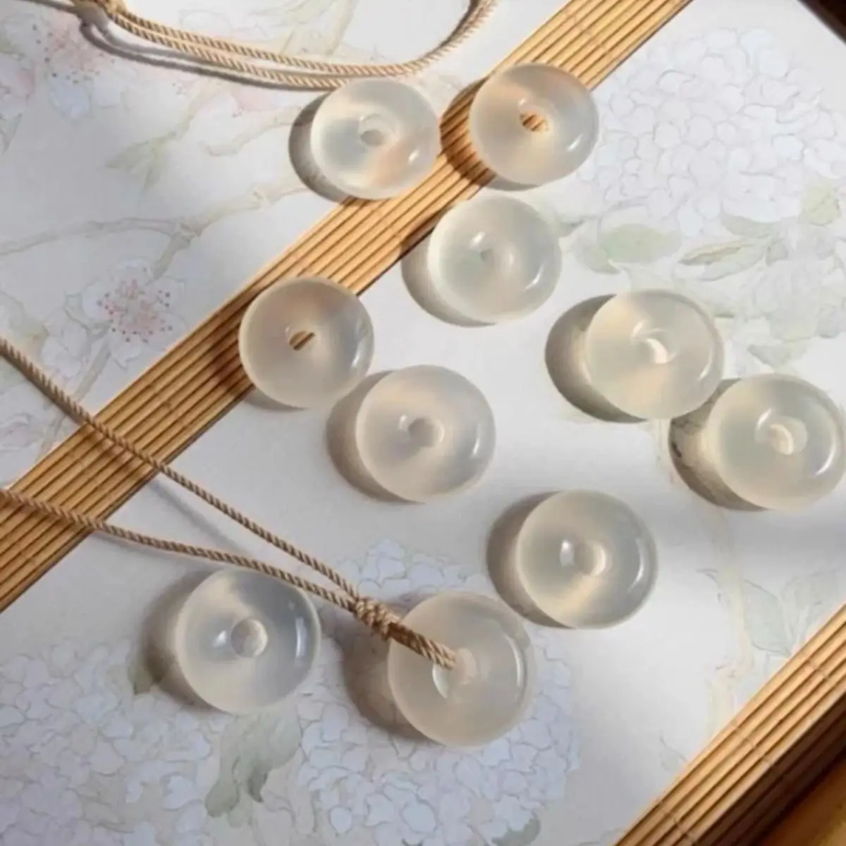 

Agate Chalcedony Safety Buckle Pendant Necklace Jade Temperament Versatile
