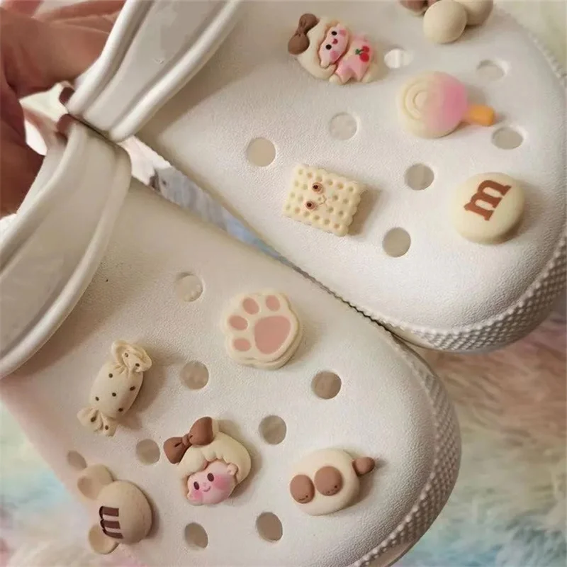 Breloques de chaussure mignonnes pour fille, bonbons, trou, décoration de chaussure, motif dessin animé, biscuit, ours, bricolage, accessoires de fleurs, 9/10 pièces