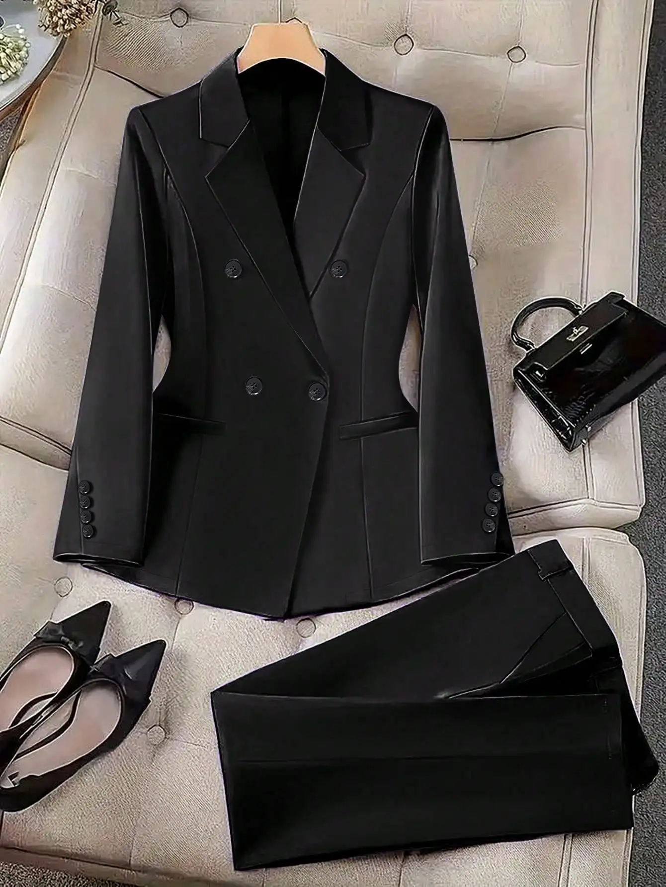 

Костюм-двойка для полных женщин: черный блейзер и брюки для офиса и торжественных мероприятий