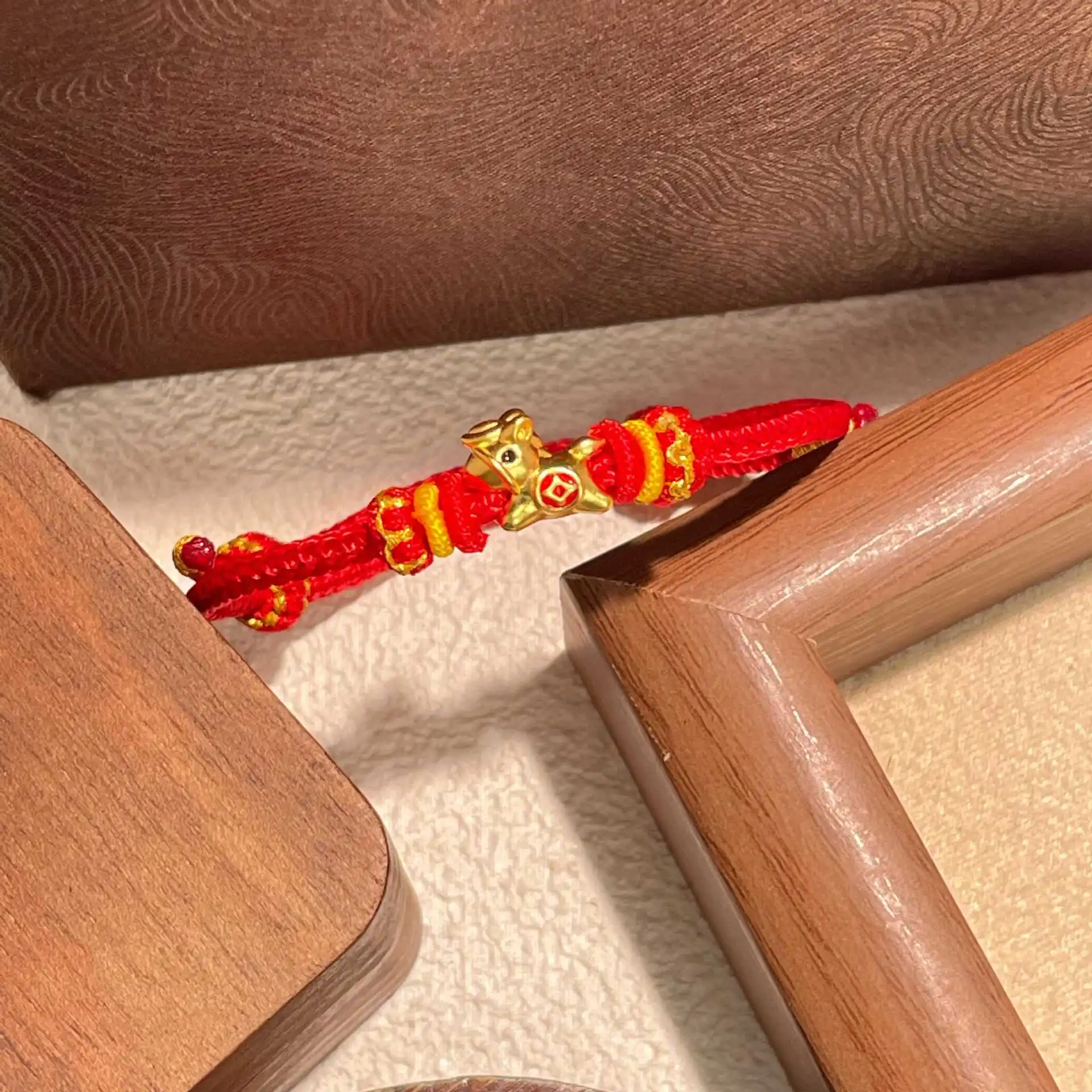 

Браслет из стерлингового серебра S925 с красным шнурком и 3D-подвеской в виде лошади, приносящей удачу, из смолы, регулируемый, подарок для женщин