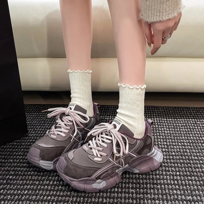 

Дышащие сетчатые женские кроссовки 2026 года, весенняя новинка в корейском стиле, увеличивающие рост, стройнящие ноги, повседневные шнурованные кроссовки в стиле Dad Sneakers