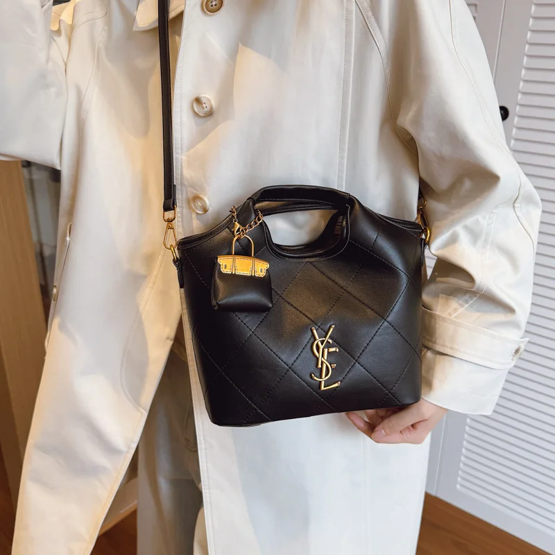 Bolso bandolera de cuero texturizado para mujer, elegante bolso hobo tipo cubo, bolso de hombro versátil para uso en oficina Otoño Invierno 2025