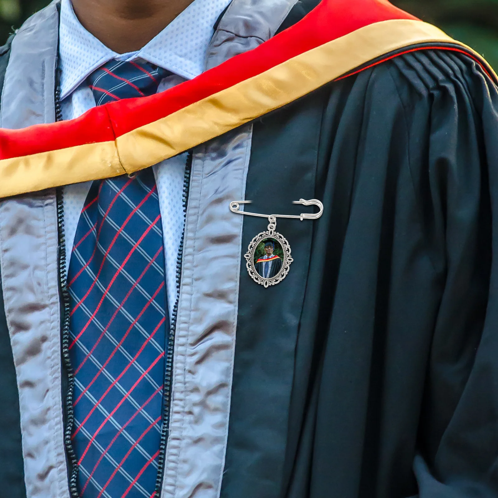 4Pcs Graduation Brooch Pin Metal Lapel Pin DIY Creation Photos Insertion Suitable for Many Occasions Graduation Season Wedding