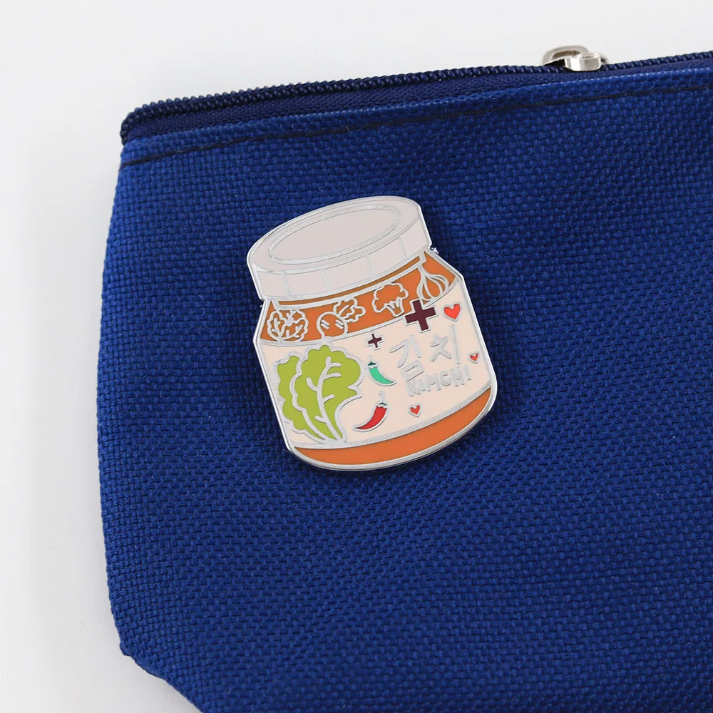 Niedliche Kimchi-Glas Emaille-Pin, Brosche mit koreanischem Essen-Motiv, lustiges Kimchi-Abzeichen für Rucksäcke und Kleidung, ein stilvolles Geschenk für Essensliebhaber. – Detail 8