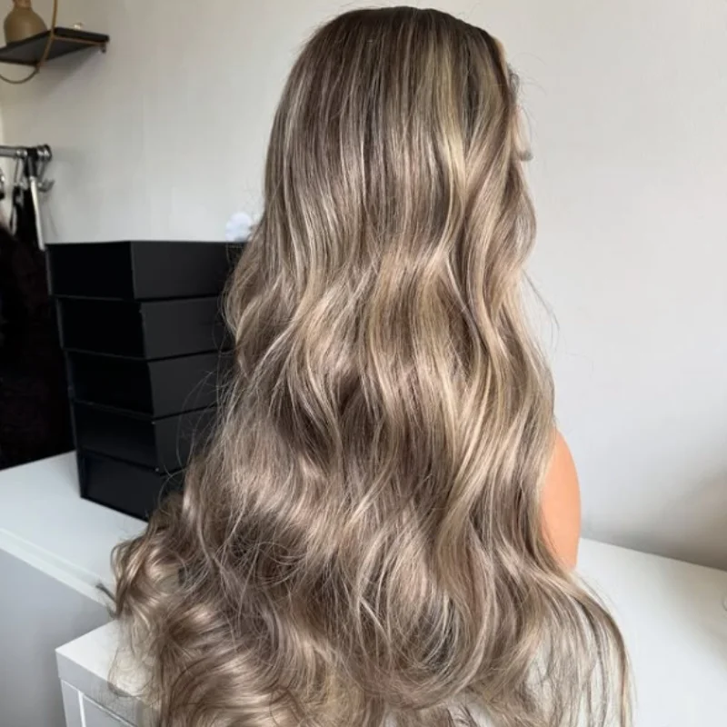 

Синтетический парик с натуральной линией роста волос и эффектом baby hair, длинные волнистые пряди, омбре коричнево-русый, с центральным пробором, на кружевной основе