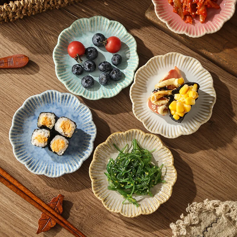 Japanese Kiln‑Change Ceramic Small Plates, Flower Shaped Sauce Dishes, Appetizer Sushi Dipping Bowls for Restaurant Home Decor