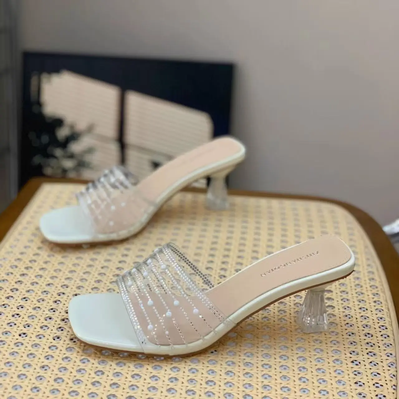 

Women High Heel Rhinestone One Word Slippers Summer New Soft sole Non Slip Fashionable Square Toe Outdoor Slippers Sandals