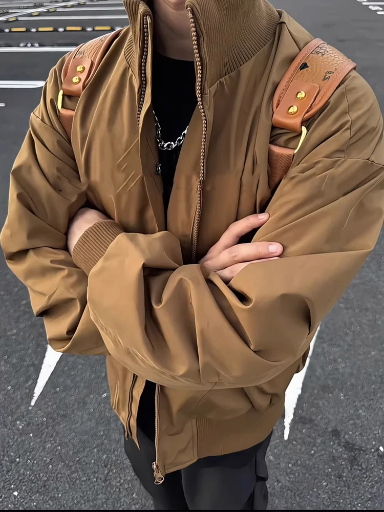 เสื้อแจ็คเก็ตนักบินคอตั้งสีน้ำตาลสำหรับผู้ชาย สไตล์อเมริกัน แนวลำลอง ทรงหลวม ใส่สบาย เหมาะสำหรับฤดูใบไม้ร่วง คุณภาพสูง