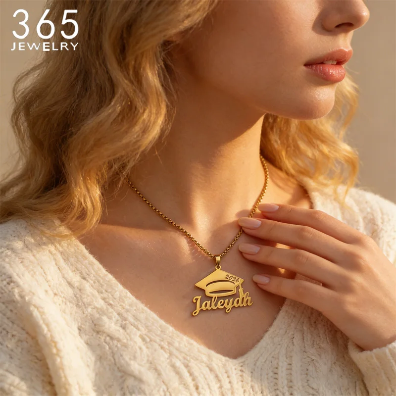 

Персонализированное ожерелье в стиле выпускной шапочки, из нержавеющей стали, с гравировкой имени, для мальчиков и девочек, памятное украшение для студентов.