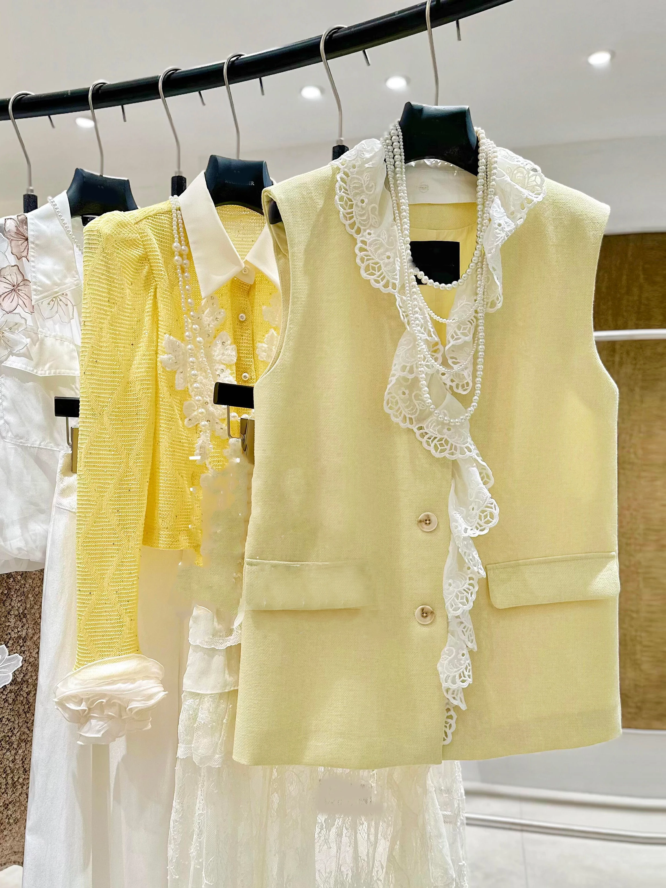 Elegant Lace Trim Sleeveless Vest Women's Fashion High-End Sensation Unique Design Beautiful Neckline Polyester Fiber Top
