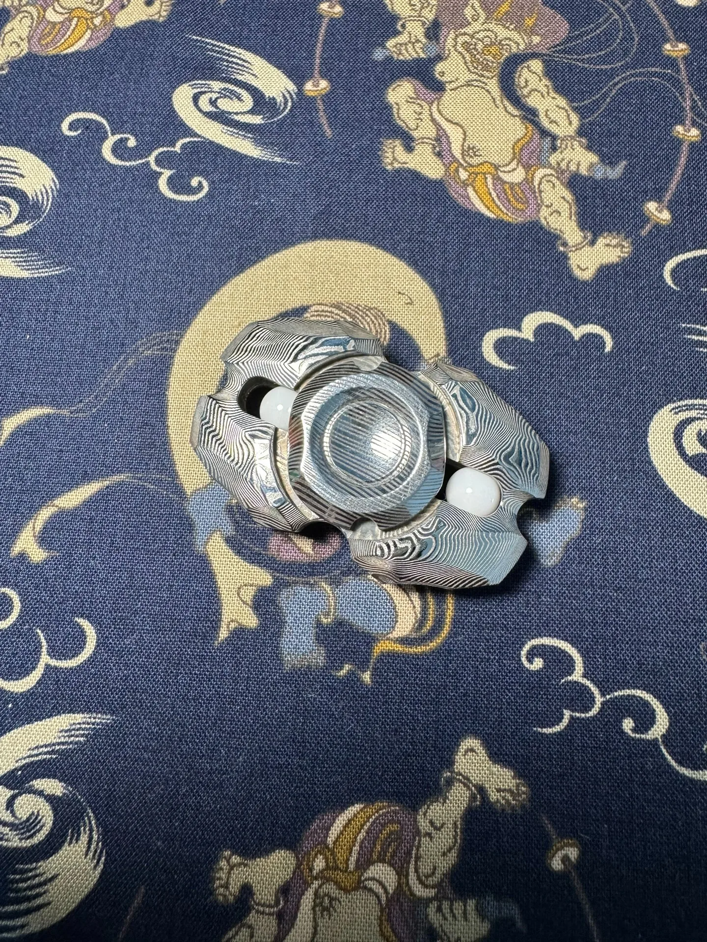 Used edc MACKIE Pulse Damascus Steel + Gyro decompression toy