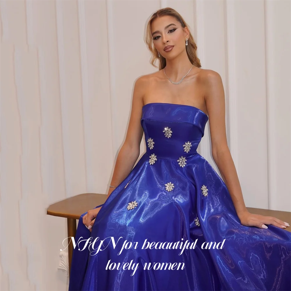 فساتين NFYN باللون الأزرق الملكي للحفلات الراقصة بدون حمالات فستان سهرة بدون أكمام فساتين رسمية مع أردية كريستال متألقة مخصصة #1