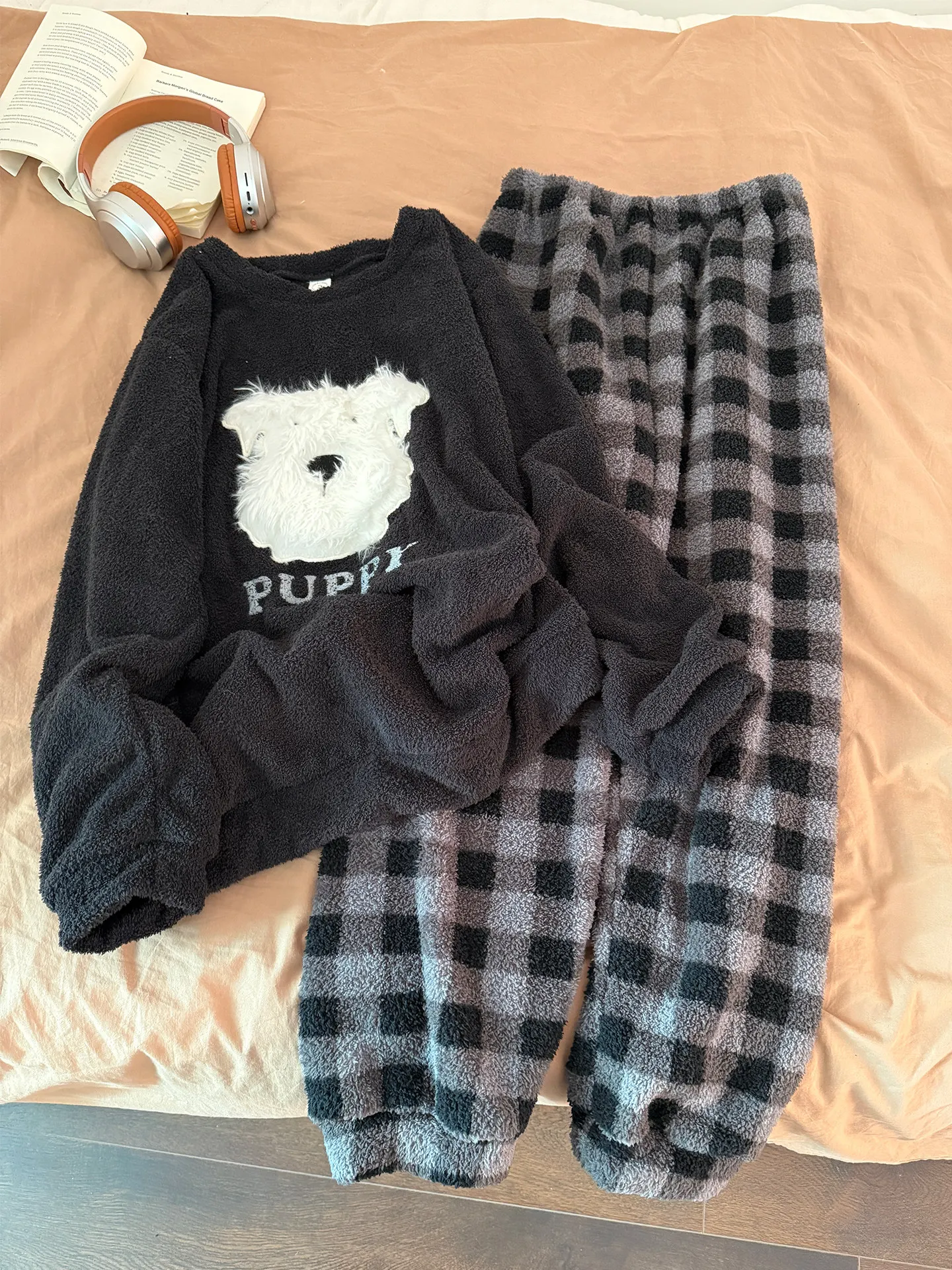 女性用コーラルフリースパジャマ長袖ラウンドネックホーム服厚みのあるハーフベルベットデザイン犬柄屋外に適しています