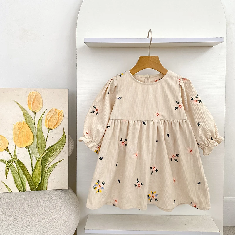 2026 Neues Herbst-Winter-Kleid für Mädchen 2-6 Jahre, Cordkleid mit Blumenstickerei, Langen Puffärmeln und Rundhalsausschnitt, A-Linien-Kleid – Detail 6