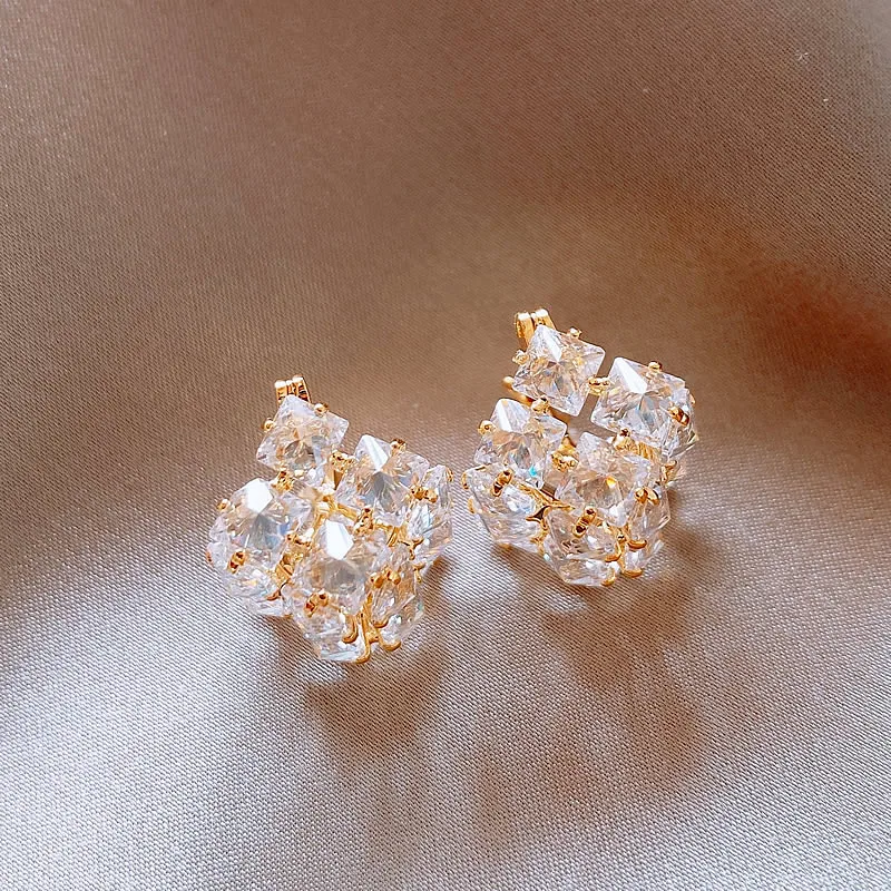 2024 French new design fashion jewelry silver color luxury zircon square earrings elegant women\'s evening party accessories