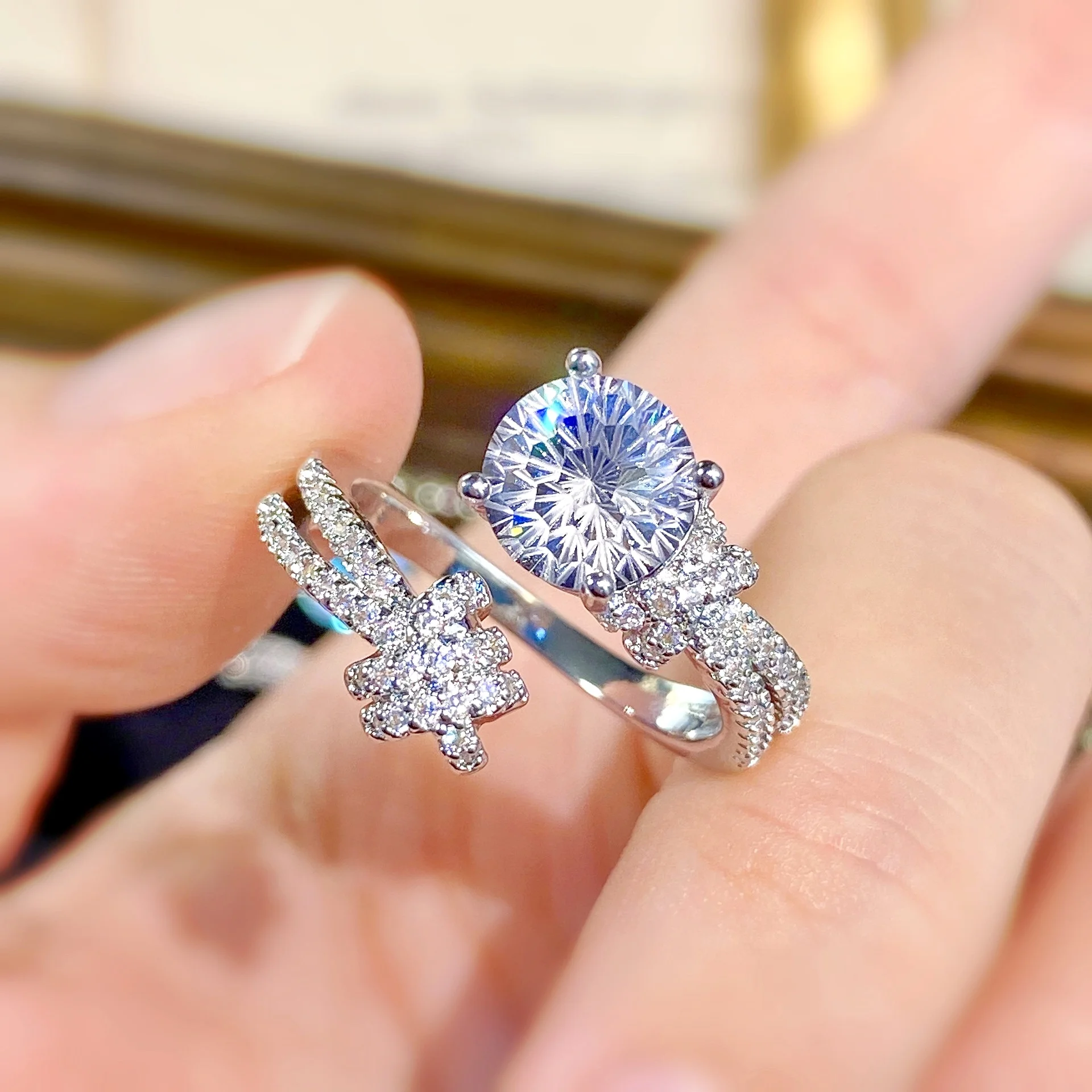 

925 Sterling Silver Twisted Band Ring Inlaid with Fire-Cut Topaz and Cubic Zirconia, Light Luxury, Stylish and Versatile