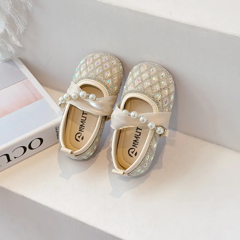

Новые весенне-летние кожаные туфли для девочек, модные, с кристаллами, переливающиеся, в стиле принцессы, с мягкой подошвой, нескользящие, для танцев, для маленьких леди