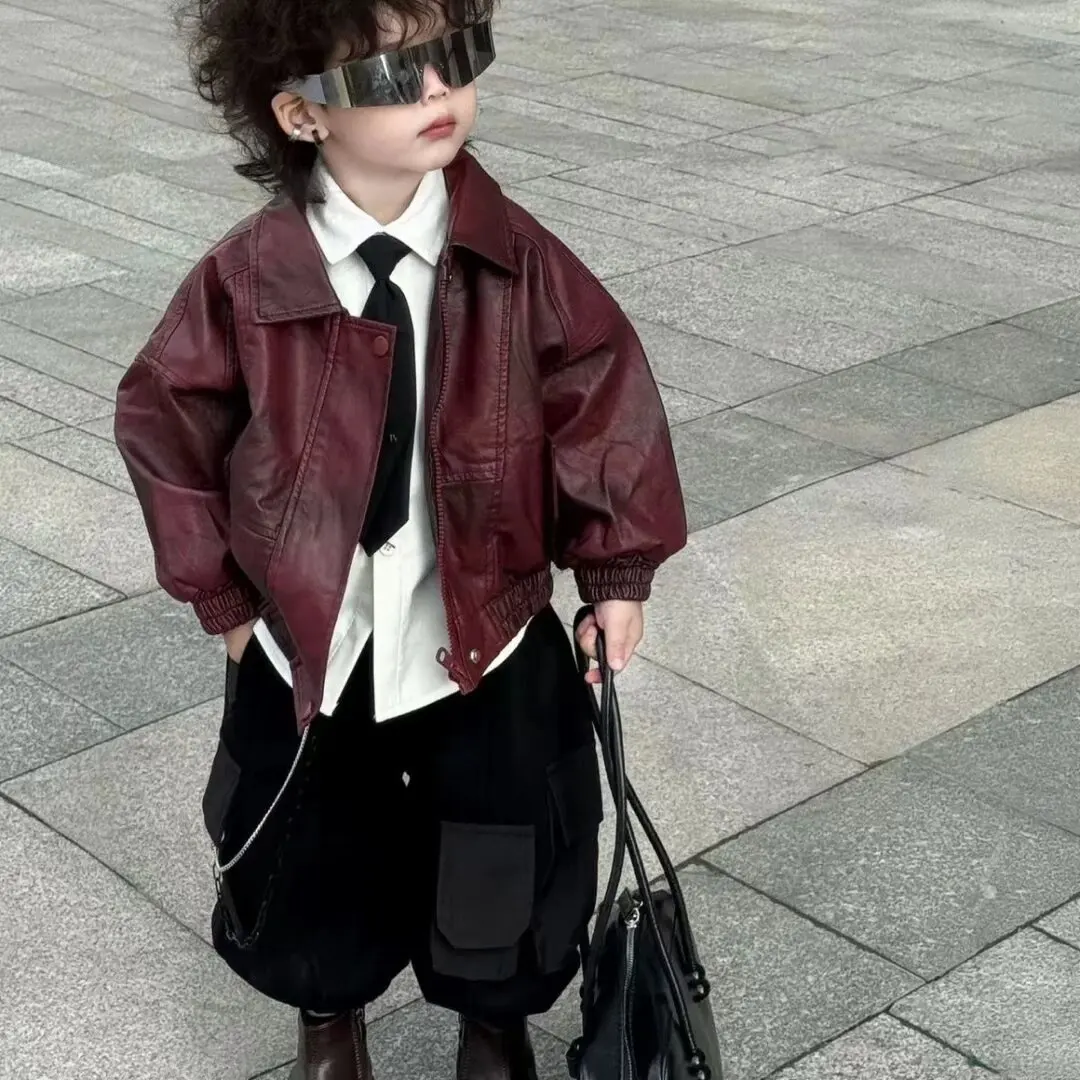 

Комплект из трех предметов для мальчиков: кожаная куртка, рубашка и брюки. Новинка осени-зимы 2026. Модный и стильный зарубежный дизайн.