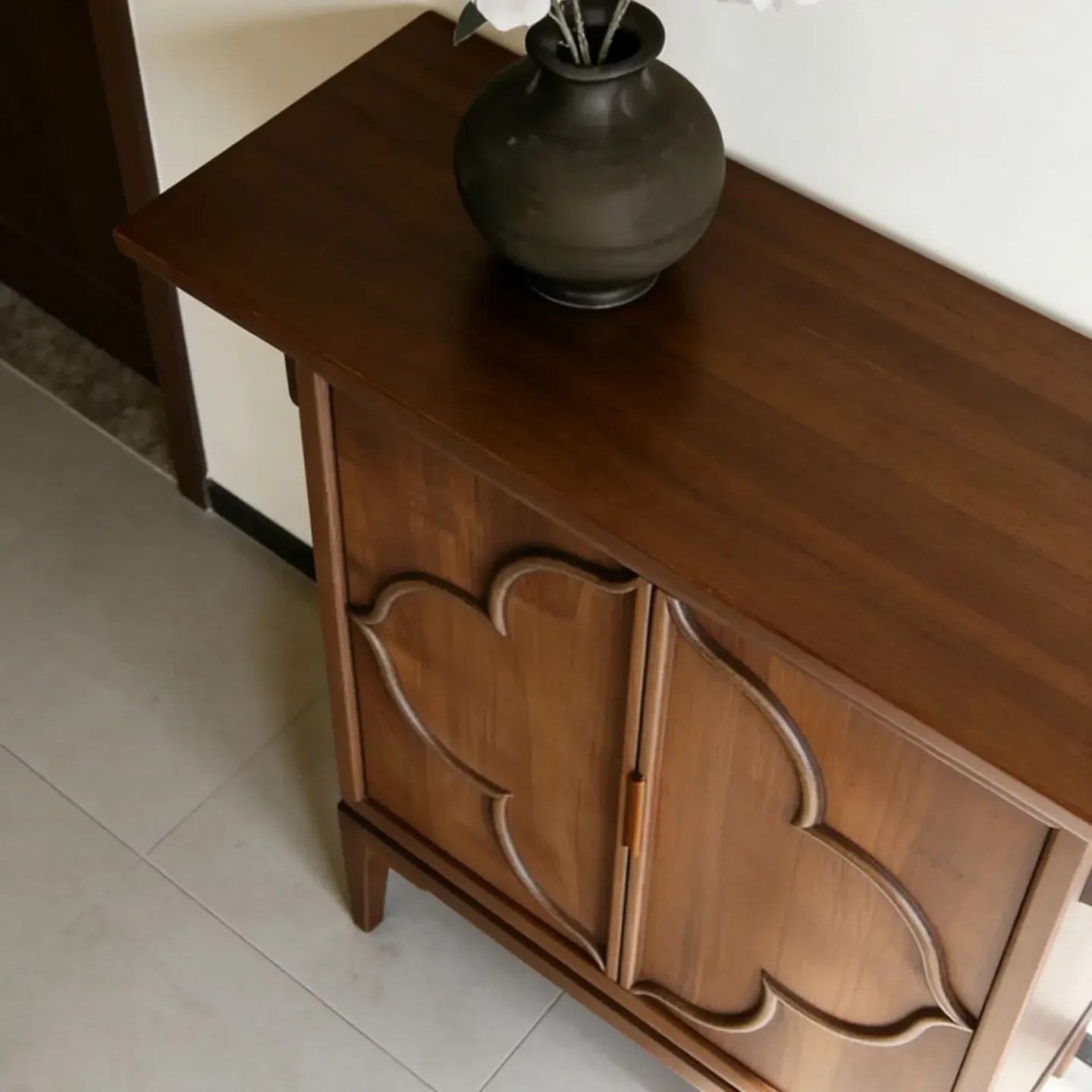 New Chinese-style North American black walnut begonia flower entrance cabinet Song-style aesthetic entrance platform
