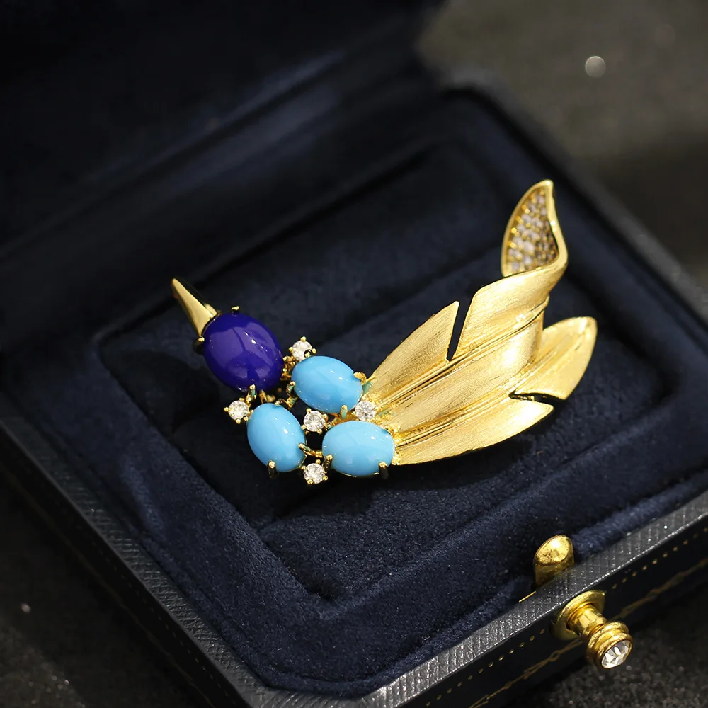 French Retro Color Treasure Feather Brooch Niche Design Blues Turquoise Jade Exquisite Suit Coat Accessory for Women