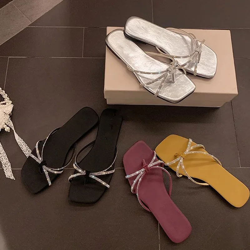 

2025 Summer Pinch Toe Women's Slippers Fashion Outdoor Crystal Beach New Narrow Band Light Soft Bottom Best Seller Flat Slippers