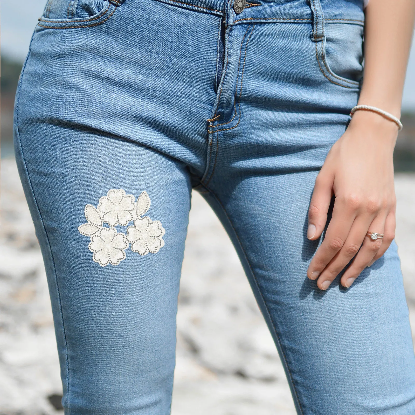 

Flower Rhinestone DIY Iron on Patch Glitter Applique Delicate Clothes Shoes Hat Repair Clothing Accessories Decoration