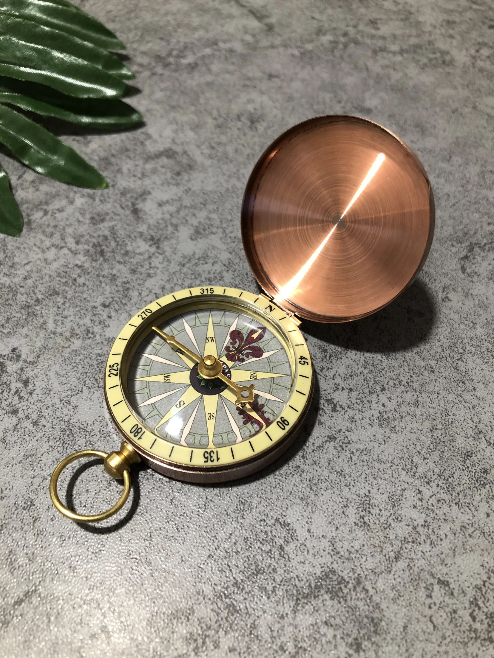 Vintage Red Copper Compass Pocket Watch Style Compass Fashion Flap Portable Compass Guide Outdoor Waterproof High Precision