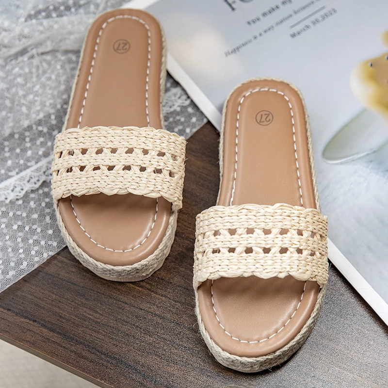 A Pair of Straw-Woven Breathable Mesh-Soled Vacation-Style Summer Slippers for Girls with Hemp Rope Soles