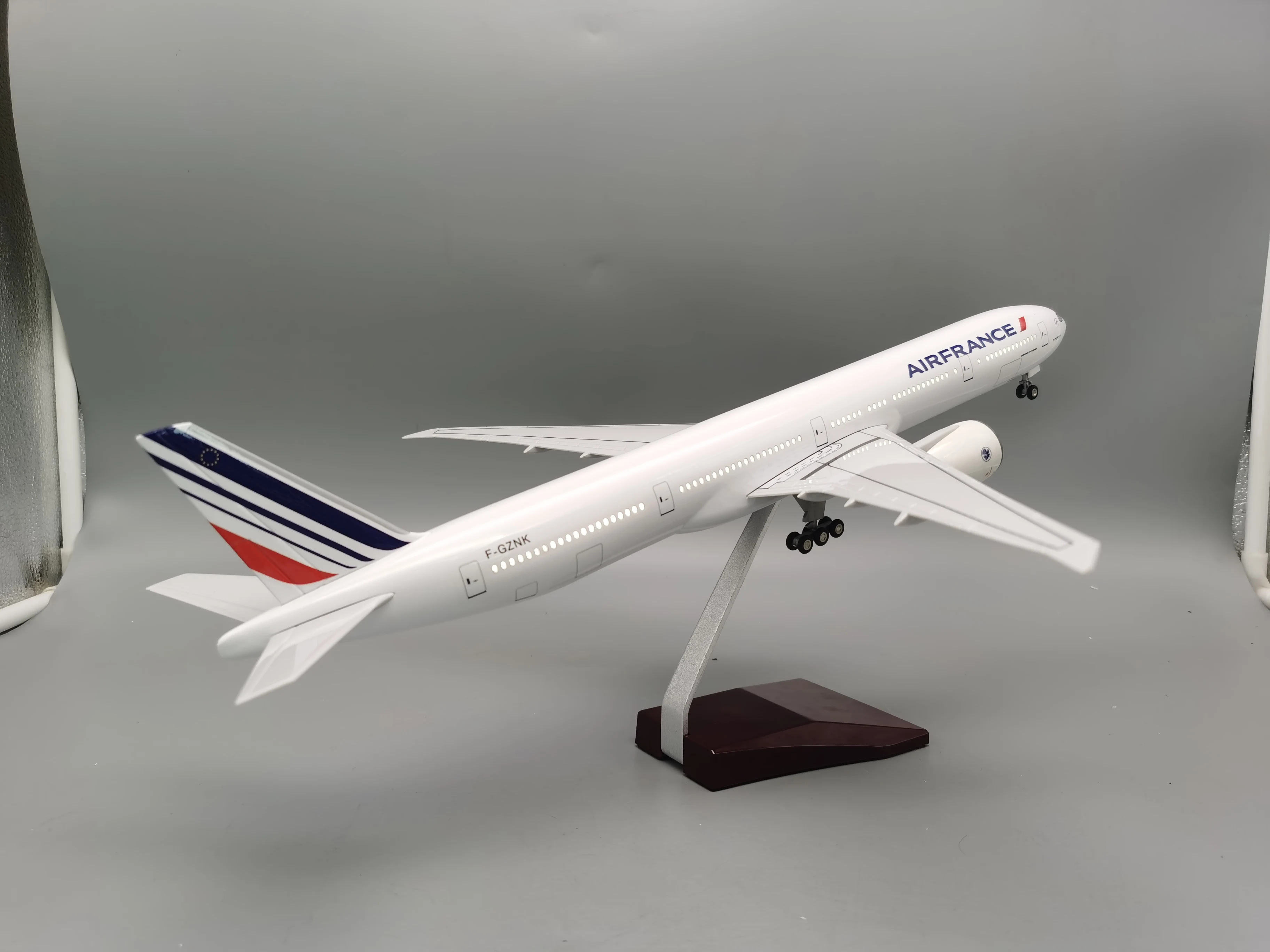 Maßstab 1:157, 47 cm großes 777-Flugzeugmodell Air France Boeing B777 Flugzeugmodell, Druckgussflugzeug mit LED-Leuchten für Sammler – Detail 1