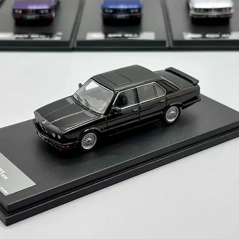 Diecast 1:64 Skala M5 E28 Fyradörrars Simulering Legeringsbilmodell Statisk Display Samlarleksak Present Souvenir Dekration 8 best sales M5 pressgjuten - №7