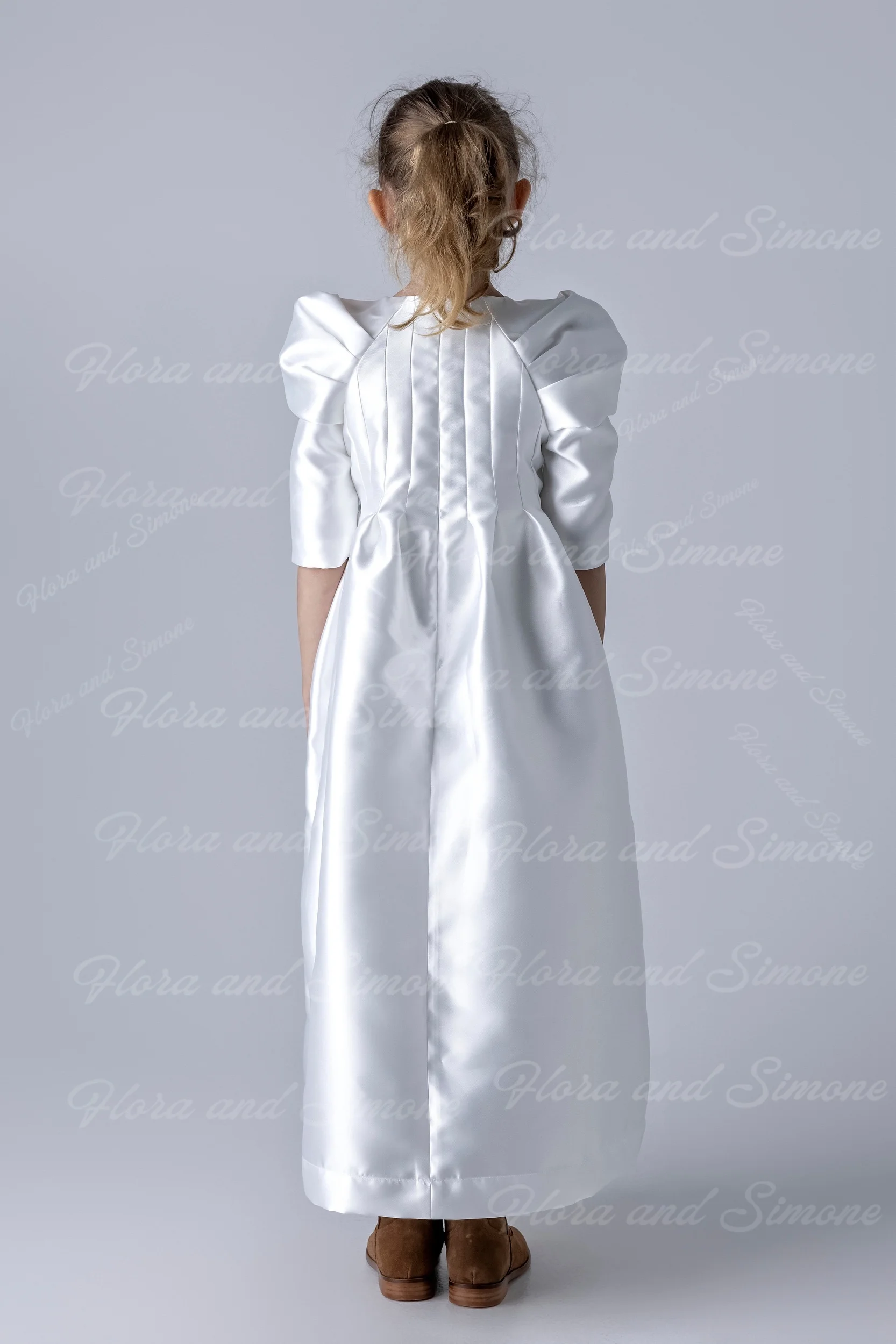 エレガントなクルーネックフリル付き白い半袖ガウン、フラワーガールドレス、洗礼式、初聖体拝領パーティー、結婚式に最適