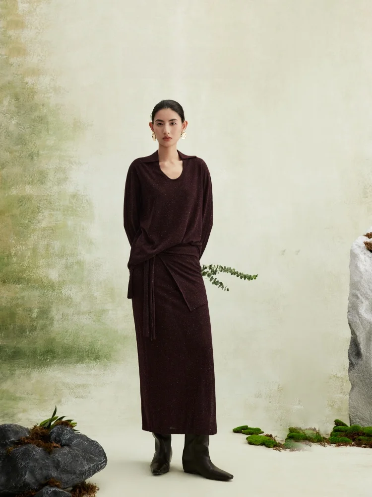 

Комплект LIHAN2026: Вязаный шерстяной свитер с V-образным вырезом и юбка цвета бургунди для весеннего делового стиля. Модный дизайнерский ансамбль.