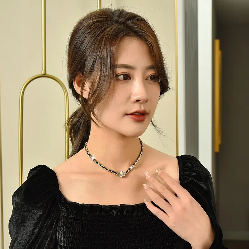 2025Diamond bola ímã high-end corda colar para mulheres versão coreana bola redonda ímã clavícula corrente