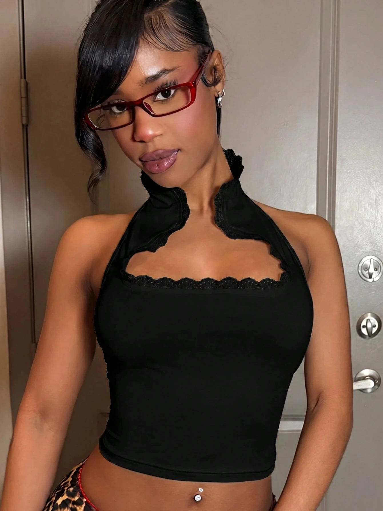 Novo Top Cropped Feminino Y2K Preto Sexy com Renda e Gola Alta, Modelo Halter, Ajuste Slim, Costas Abertas, Estilo Transfronteiriço Europa-América 2026