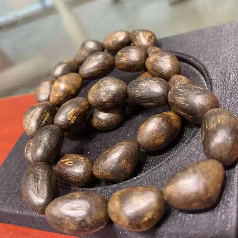 High-quality authentic Indonesian Dala Gan natural-shaped agarwood bracelet High oil content Submersible level  Has a medicinal