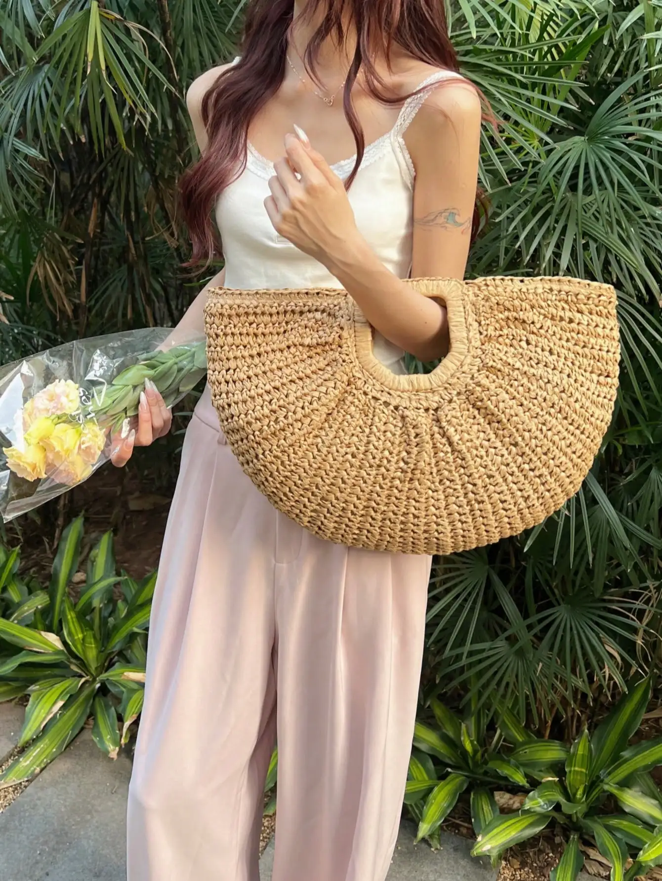 1 Stück Strohgewebte Clutch-Tasche mit großem Fassungsvermögen, wolkenförmiges Halbkreis-Design, Sommer-Reise-Strandtasche für den täglichen Einkauf, Strohtasche