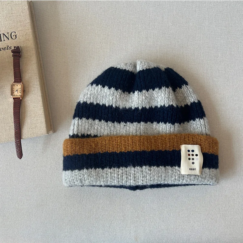 Japanische lässige, vielseitige gestreifte Strickmütze mit Herbst- und Winter-Patch-Design, warme Mütze mit umgerolltem Rand und Ohrenschutz – Detail 9