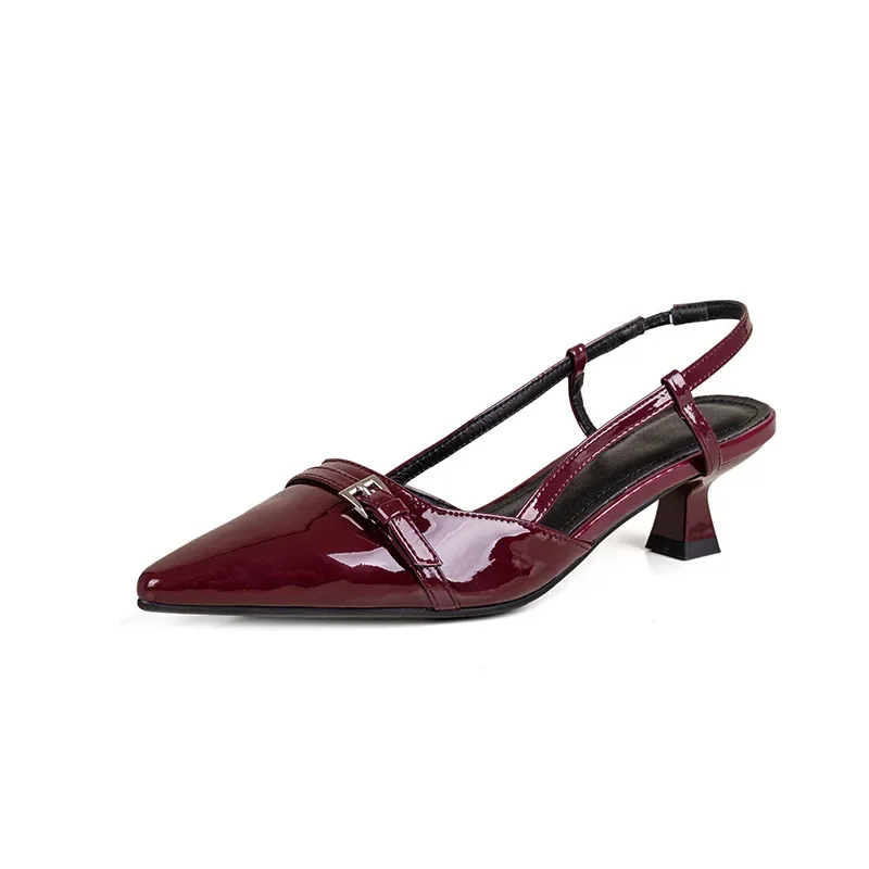 Sandalias con tacón de charol medio para mujer, zapatos Retro de charol, punta estrecha, color rojo vino francés, sin talón, novedad de verano, 2024