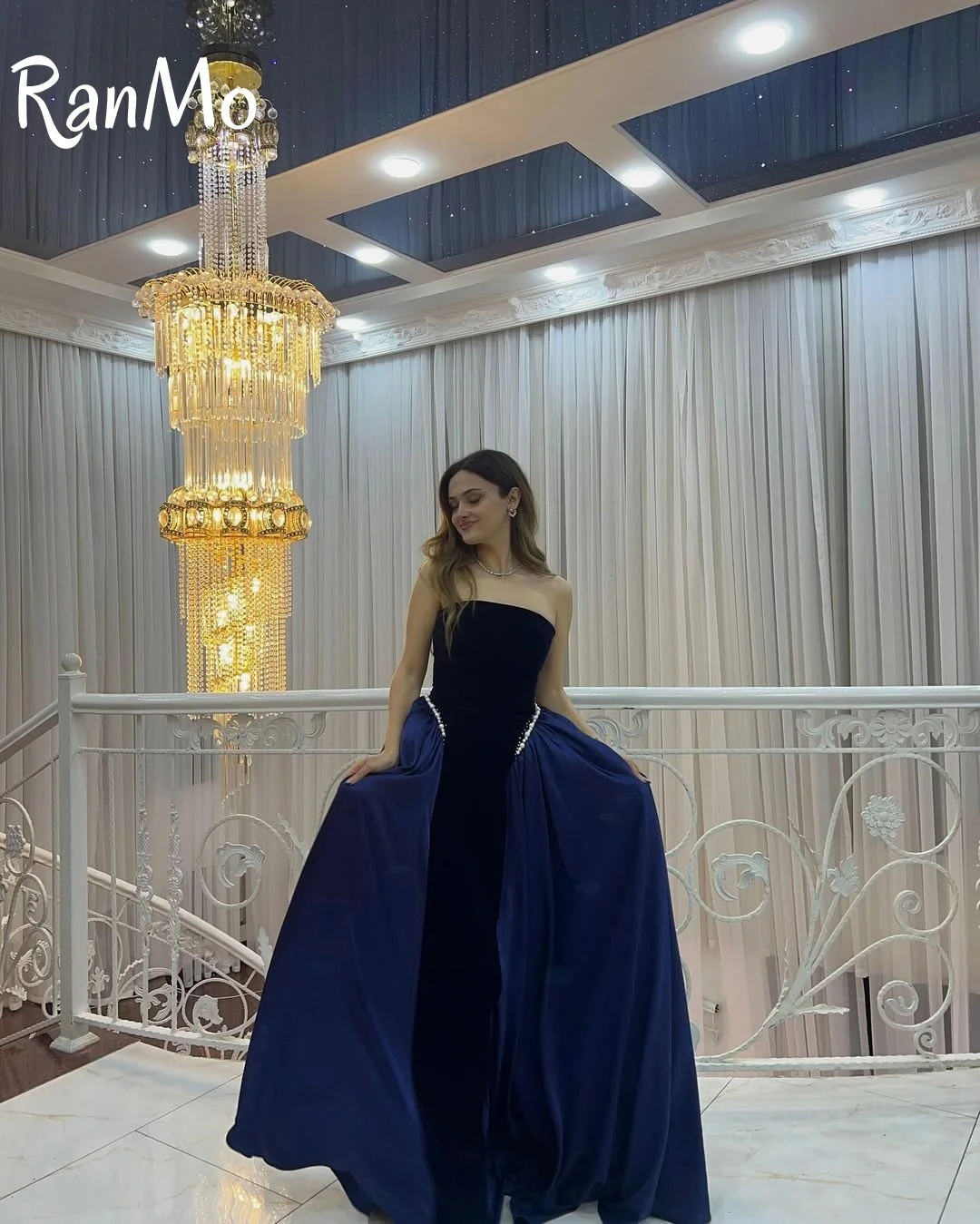 فستان سهرة مخملي باللون الأزرق الداكن من Ranmo 2025 بدون حمالات مخصص على شكل حرف a من حجر الراين بدون أكمام أنيق لحفلات الزفاف وحفلات الزفاف