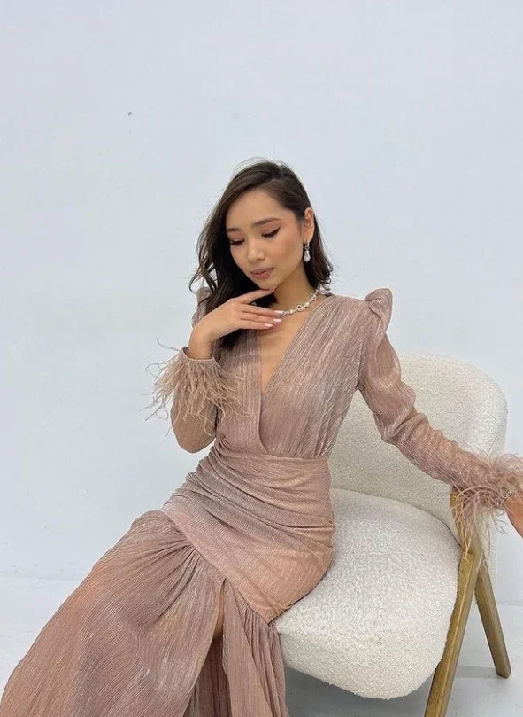 Disesuaikan indah kualitas tinggi klasik sifon bulu lurus V-neck gaun panjang gaun Quinceanera sederhana Retro Formal M