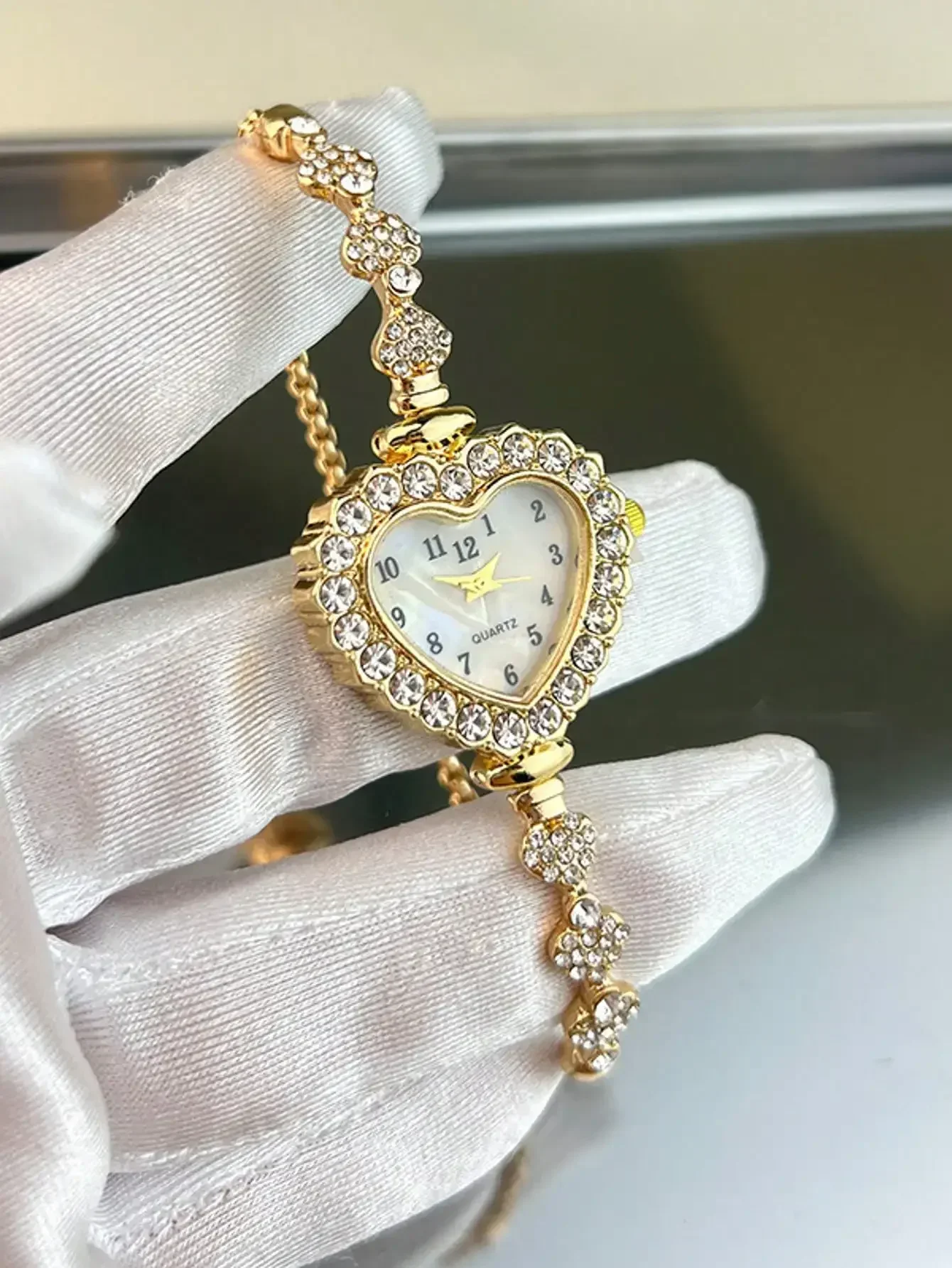 1pc Women's Gold Alloy Rhinestone Decorated Heart Shaped Dial Quartz Watch With Adjustable Drawstring Bracelet, Fashionable Accessory For Daily Wear, Holiday Gift