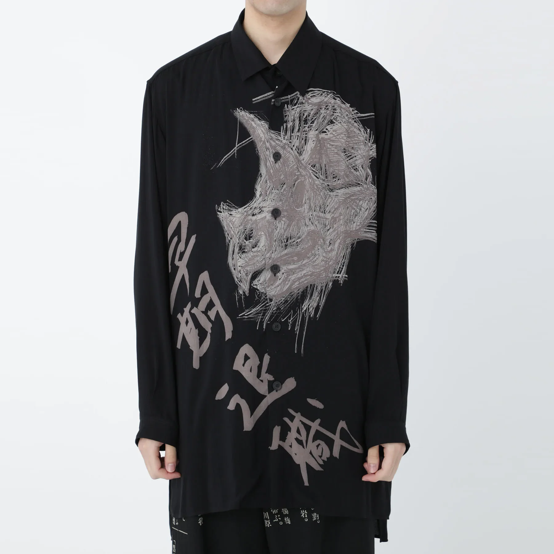 قميص طويل مطبوع من يوجي أوك. يوجي أواك قميص طويل مطبوع